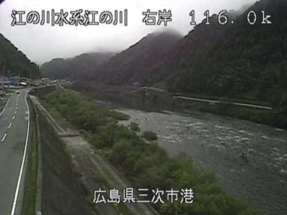 江の川港ライブカメラは、広島県三次市作木町の港に設置された江の川が見えるライブカメラです。