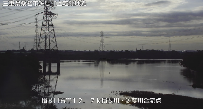揖斐川多度川合流点ライブカメラは、三重県桑名市多度町の揖斐川多度川合流点に設置された揖斐川が見えるライブカメラです。