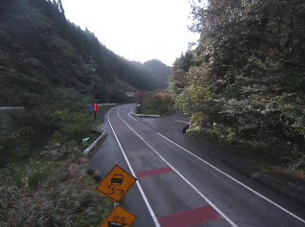 鳥取県道35号西伯根雨線間地峠ライブカメラは、鳥取県日野町舟場の間地峠に設置された鳥取県道35号西伯根雨線が見えるライブカメラです。