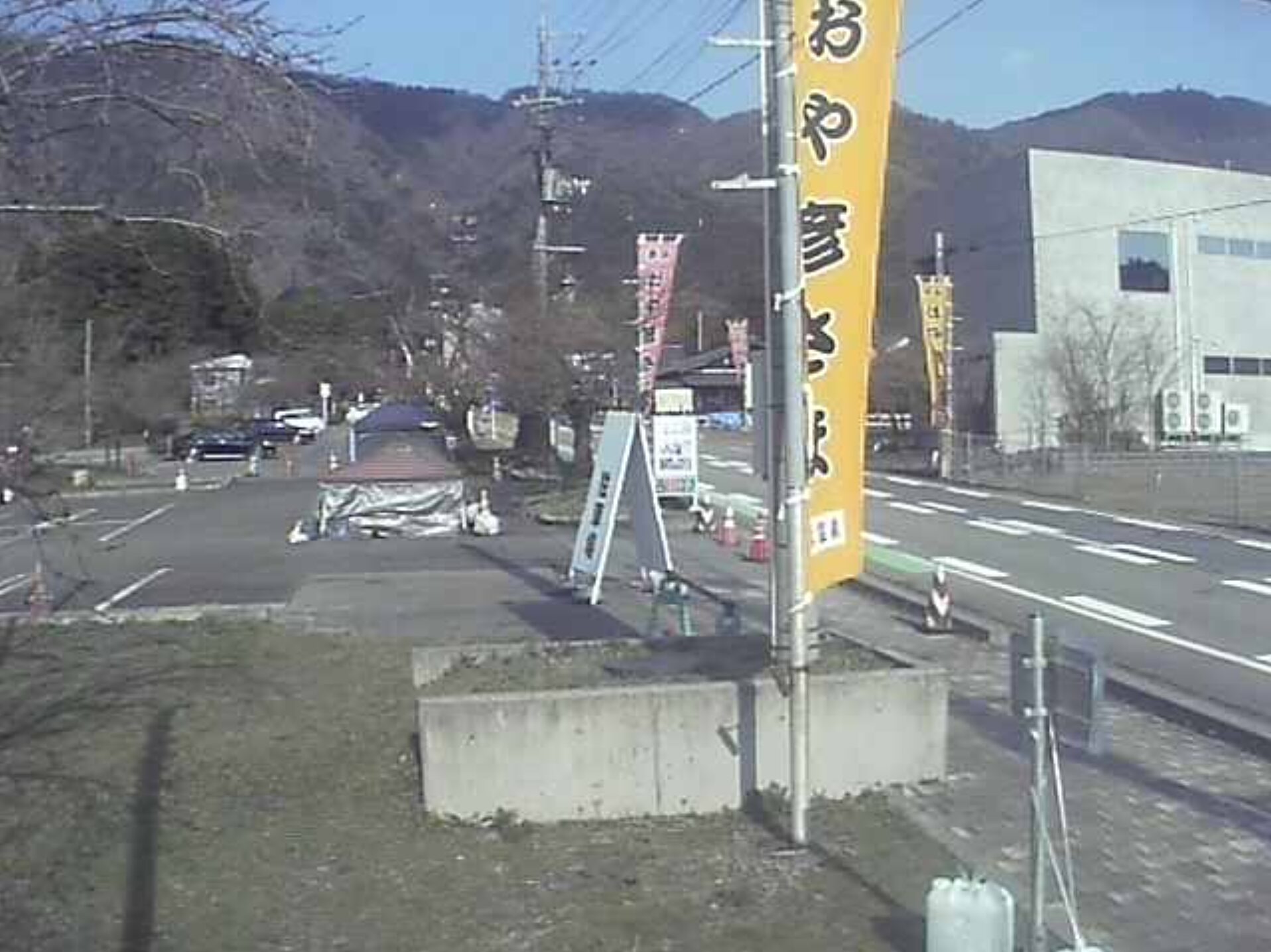 ヤホール前ライブカメラ(新潟県弥彦村弥彦)