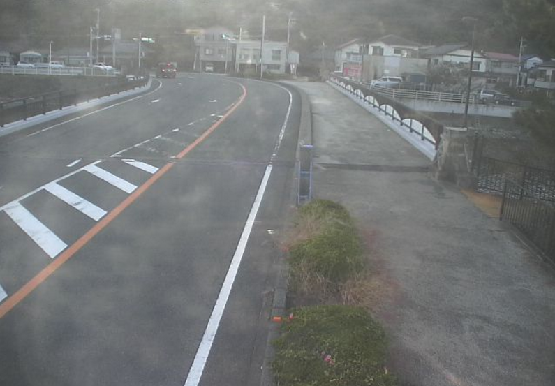 国道135号浜ライブカメラは、静岡県河津町浜の浜に設置された国道135号(東伊豆道路)が見えるライブカメラです。