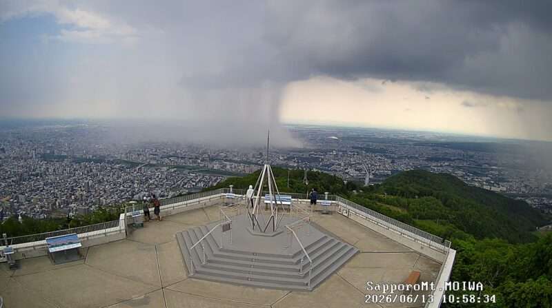藻岩山展望台ライブカメラ(北海道札幌市南区藻岩山) 2026年6月13日 雷を伴うゲリラ豪雨と雨柱。