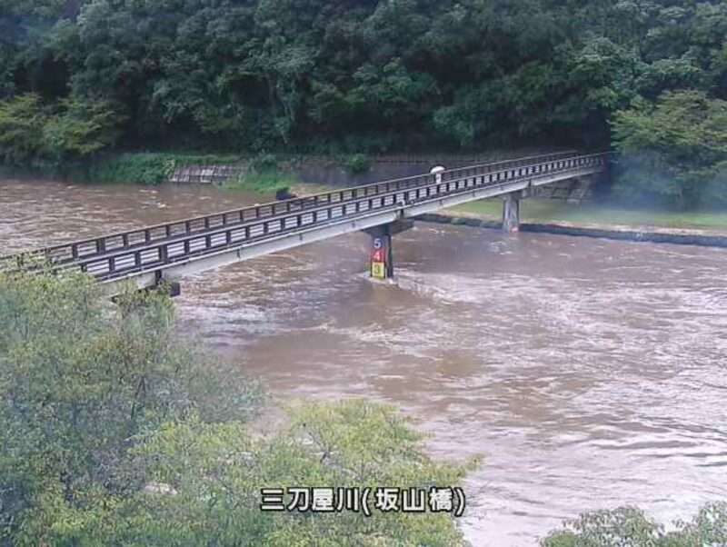 三刀屋川坂山橋ライブカメラ(島根県雲南市三刀屋町) 2025年9月14日7時40分 大雨河川増水時 氾濫危険水位
