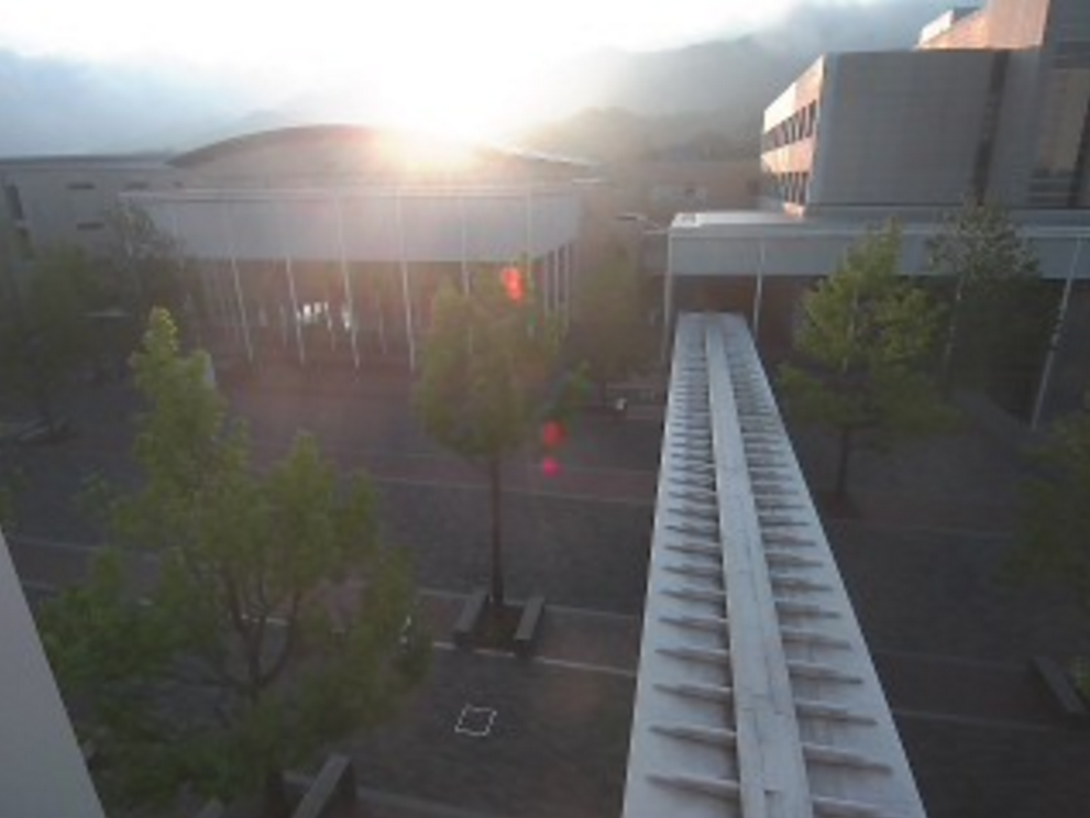 広島修道大学図書館前広場ライブカメラ(広島県広島市安佐南区)