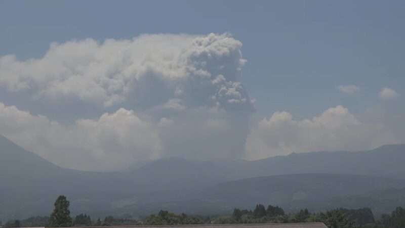 UMK新燃岳ライブカメラ(宮崎県高原町西麓) 2025年7月2日(水)12時1分 新燃岳噴火