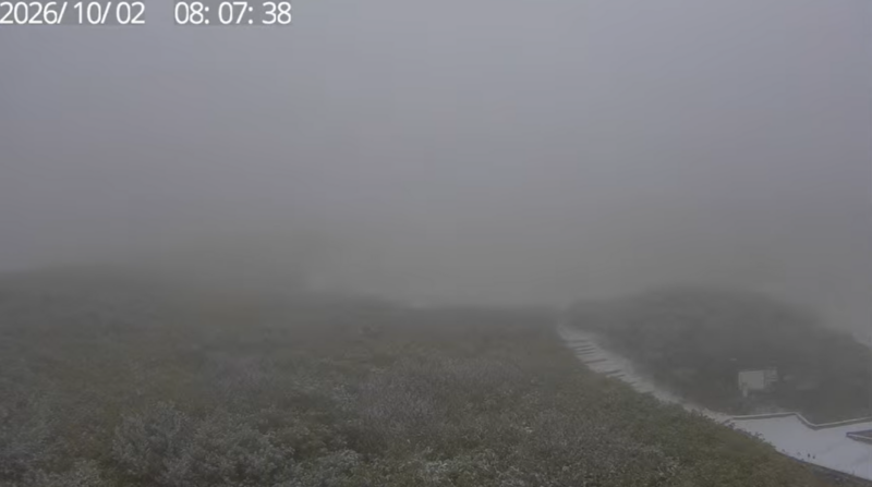 旭岳5合目ライブカメラ(北海道東川町勇駒別) 2026年10月2日 初冠雪