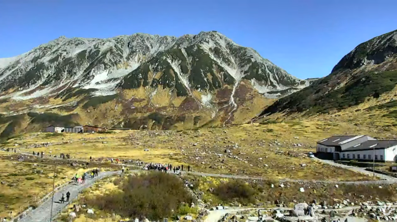 チューリップテレビ立山室堂ライブカメラ(富山県立山町芦峅寺) 2026年10月9日 秋の紅葉シーズンを迎えた北アルプス立山室堂