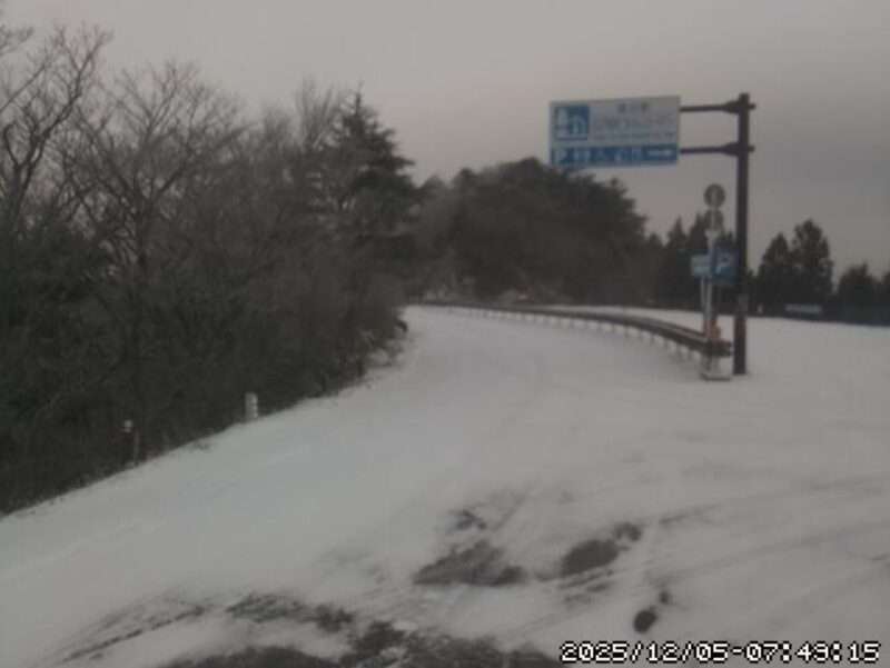 高野龍神スカイライン高野町方向ライブカメラ(和歌山県田辺市龍神村龍神)2025年12月5日 降雪