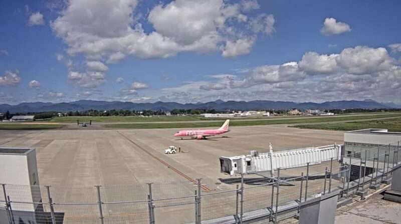 いわて花巻空港ライブカメラ(岩手県花巻市東宮野目) 2025年7月24日 いわて花巻空港に米軍のオスプレイ1機が緊急着陸
