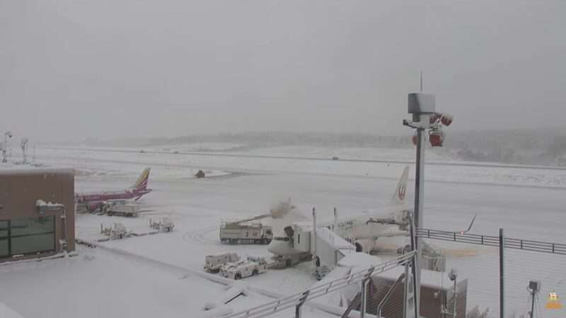 ABA青森空港ライブカメラ(青森県青森市大谷) 2025年11月18日 降雪