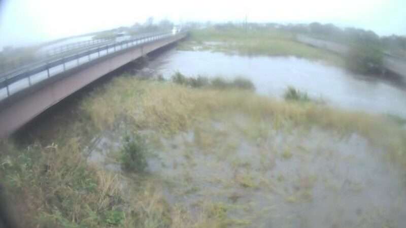 コイトイ川恋問橋ライブカメラ(北海道白糠町恋問) 2025年9月21日6時55分 大雨河川増水時 氾濫危険水位