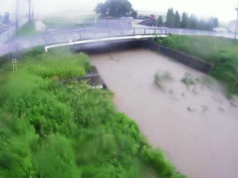 大願川大願橋ライブカメラ(北海道岩見沢市大願町) 2026年7月12日16時10分 大雨河川増水時