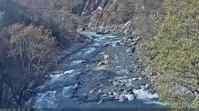 秋山郷雄川閣河原の露天風呂ライブカメラ(長野県栄村堺)