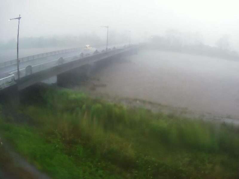 白老川1.6KPライブカメラ(北海道白老町本町) 2025年10月1日11時50分 大雨時河川増水