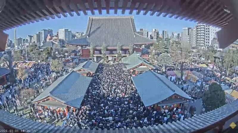 浅草寺境内本堂側ライブカメラ(東京都台東区浅草) 2026年1月1日14時36分 元日初詣