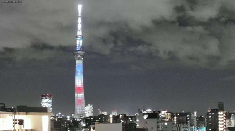 ホテル寿陽東京スカイツリーライブカメラ(東京都台東区清川)　2025年10月27日　アメリカ合衆国トランプ大統領の訪日を受け、アメリカ合衆国の国旗をイメージした特別ライティングを点灯します。