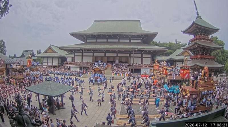 成田山新勝寺大本堂前ライブカメラ(千葉県成田市成田) 2026年7月12日 成田山祇園会 御輿と山車・屋台が再び一堂に会しお不動さまへ総踊りを奉納。