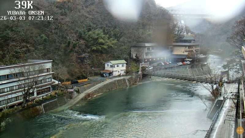 39K湯原温泉ライブカメラ(岡山県真庭市湯原温泉) 2026年3月3日 湯原ダム放流中