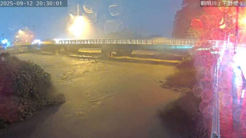 朝明川下野橋ライブカメラ(三重県四日市市山城町) 2025年9月12日20時30分 大雨時増水 氾濫危険水位