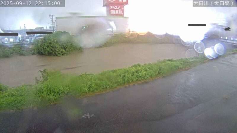 天白川天白橋ライブカメラ(三重県四日市市日永) 2025年9月12日22時15分 大雨時増水 氾濫危険水位