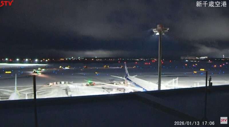STV新千歳空港ライブカメラ(北海道千歳市美々) 2026年1月13日17時6分 大雪後の除雪作業