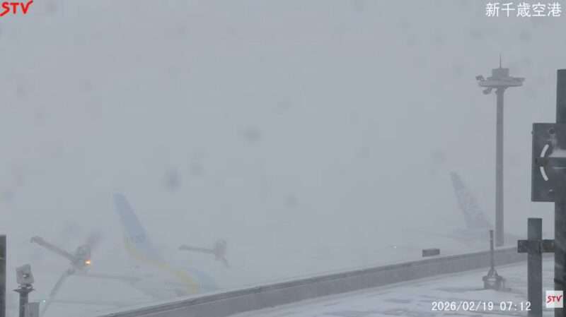 STV新千歳空港ライブカメラ(北海道千歳市美々) 2026年2月19日 7時15分 降雪
