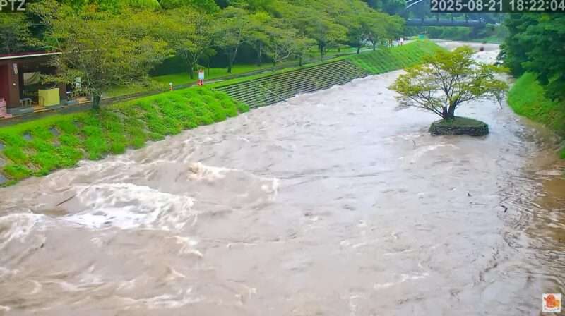 岩屋公園キャンプ場ライブカメラ(鹿児島県南九州市川辺町清水) 2025年8月21日18時22分 台風12号による河川増水時