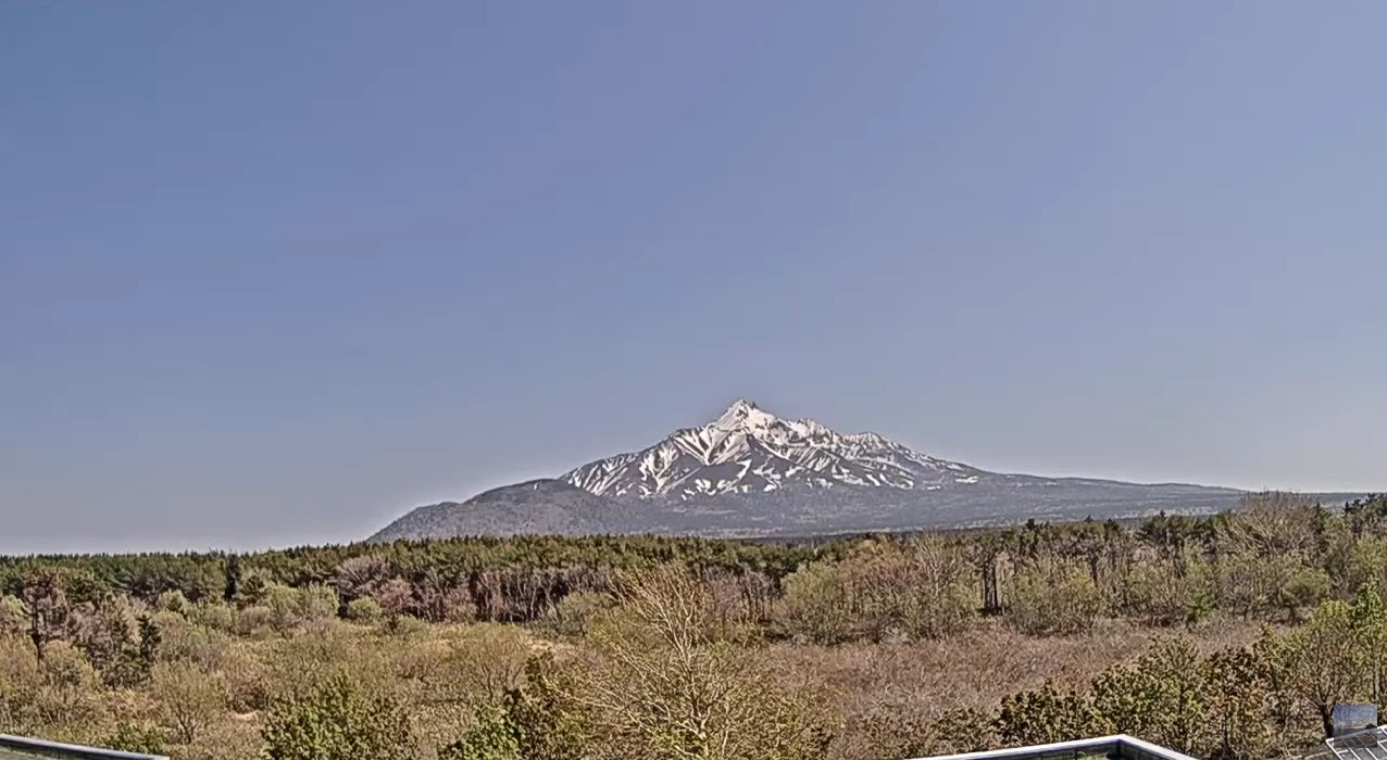 利尻島旧本泊小学校利尻山ライブカメラ(北海道利尻富士町鴛泊)