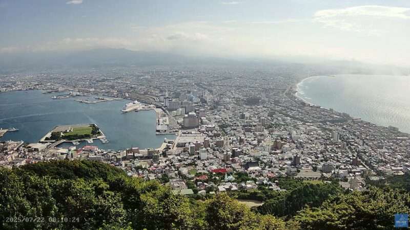 函館山ライブカメラ(北海道函館市函館山) 2025年7月22日 函館港に寄港する飛鳥Ⅲ