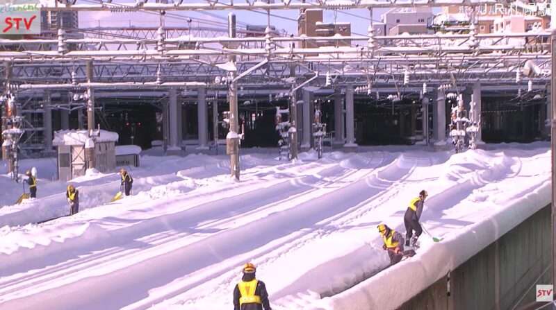 STV札幌駅ライブカメラ(北海道札幌市北区北6条西1丁目) 2026年1月26日9時40分 札幌駅の大雪後の除雪作業