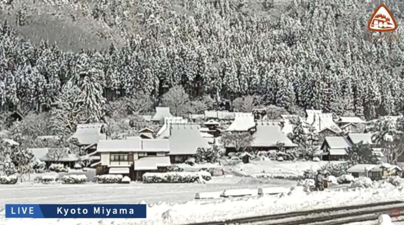 美山かやぶきの里ライブカメラ(京都府南丹市美山町北) 2026年1月22日 雪積もる美山かやぶきの里