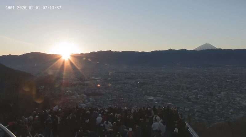 UTY山梨県立科学館甲府盆地ライブカメラ(山梨県甲府市愛宕町) 2026年1月1日 元日初日の出