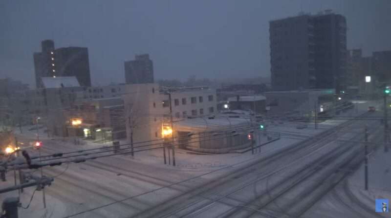札幌市営地下鉄元町駅周辺ライブカメラ(北海道札幌市東区北24条東16丁目) 2025年11月8日 降雪