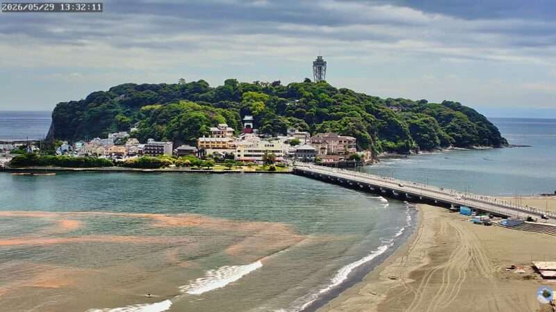 FlyingSuika江の島片瀬海岸東浜ライブカメラ(神奈川県藤沢市片瀬海岸) 2026年5月29日 江の島の赤潮