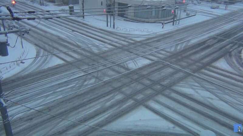 札幌元町駅交差点ライブカメラ(北海道札幌市東区北24条東16丁目) 2025年11月8日 降雪