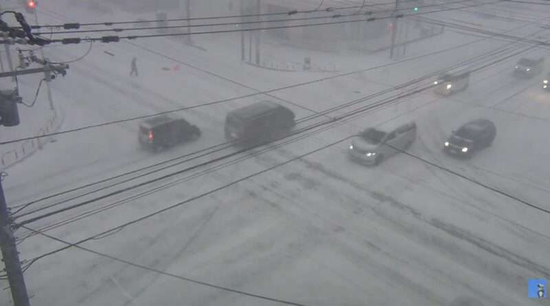 札幌元町駅交差点ライブカメラ(北海道札幌市東区北24条東16丁目) 2025年11月18日 降雪