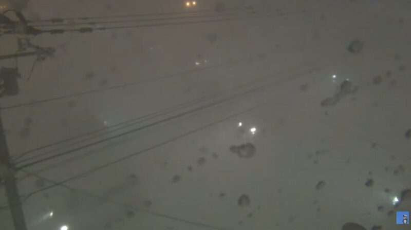 札幌元町駅交差点ライブカメラ(北海道札幌市東区北24条東16丁目) 2026年1月13日17時20分 暴風雪