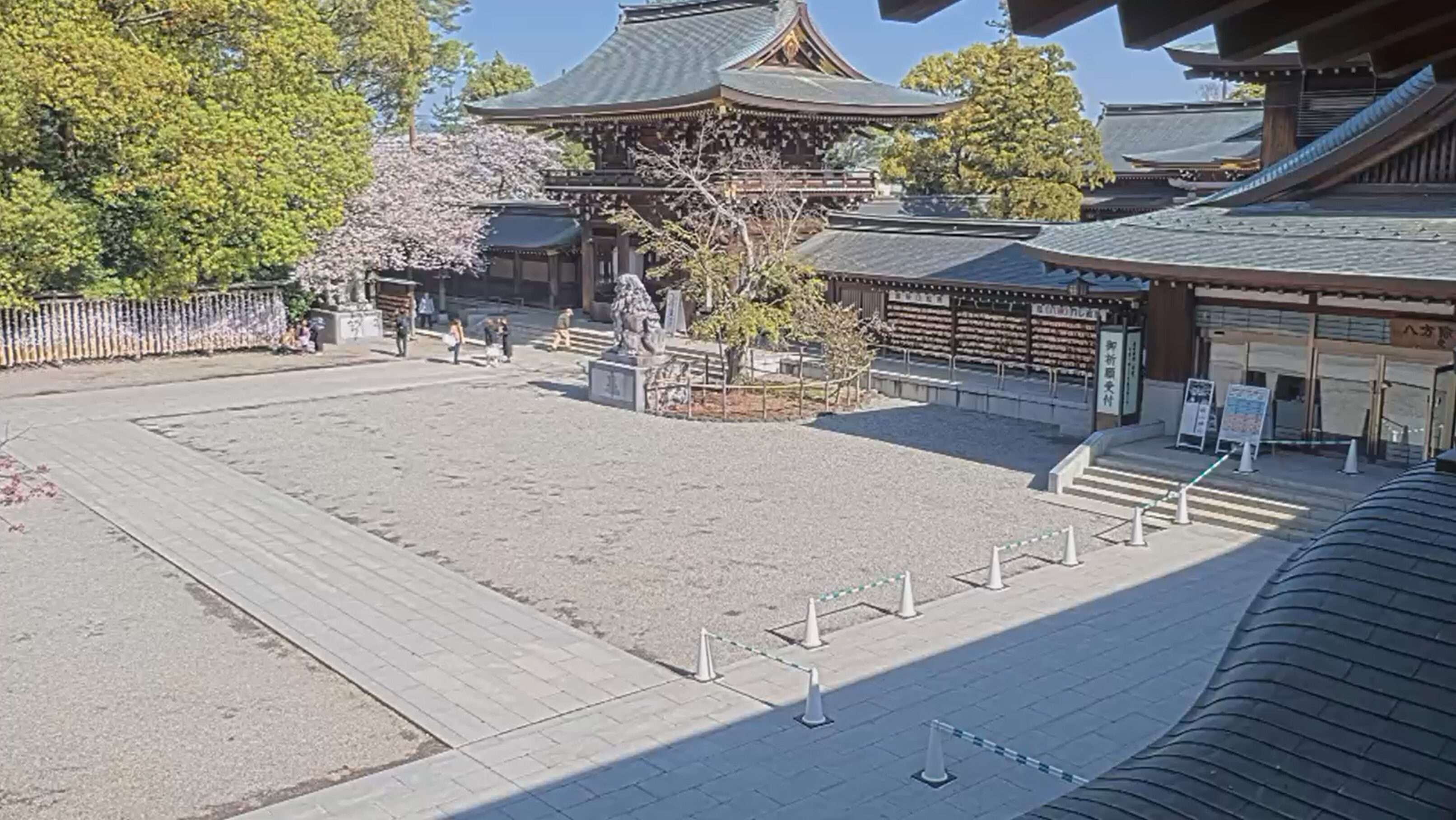寒川神社外庭ライブカメラ(神奈川県寒川町宮山)