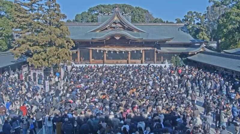 寒川神社内庭ライブカメラ(神奈川県寒川町宮山) 2026年1月1日12時 元旦初詣