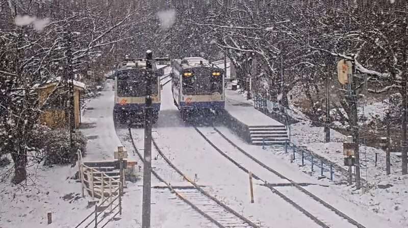 能登鹿島駅ライブカメラ(石川県穴水町曽福) 2025年12月27日 雪舞う能登鹿島駅