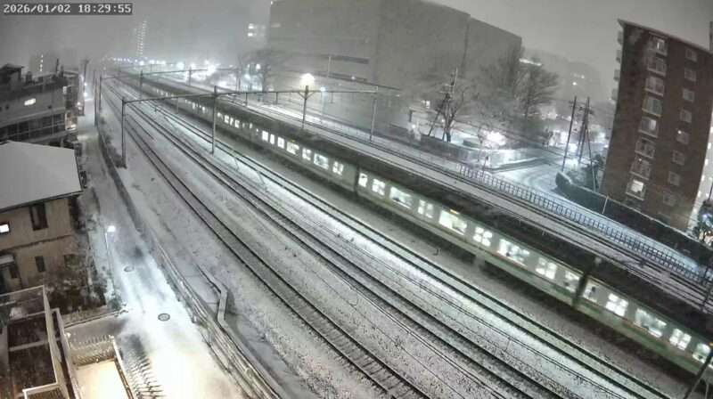 さいたま市鉄道北浦和駅与野駅間ライブカメラ(埼玉県さいたま市浦和区針ヶ谷) 2026年1月2日18時30分 積雪
