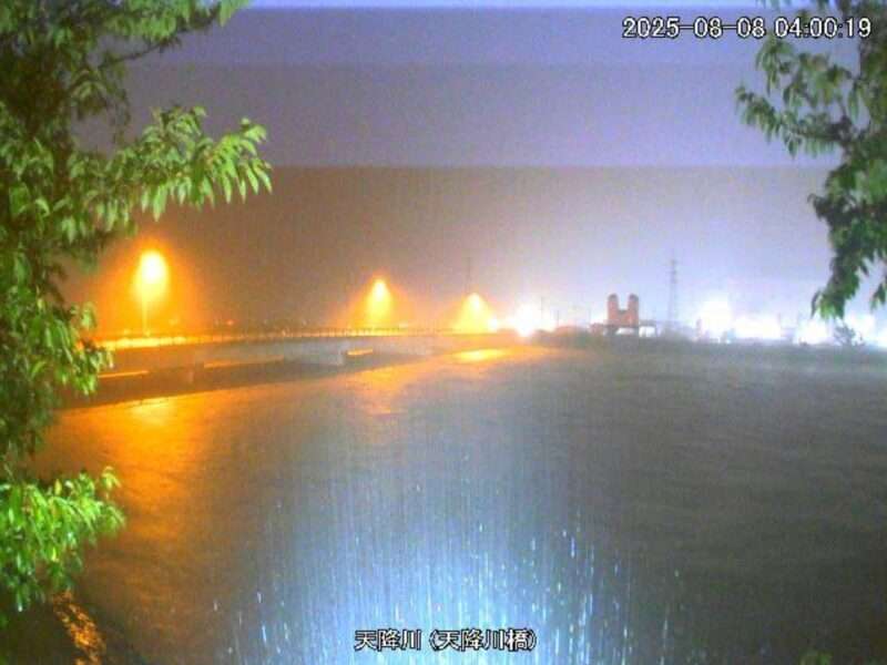 天降川天降川橋ライブカメラ(鹿児島県霧島市隼人町見次) 2025年8月8日4時00分 氾濫危険水位