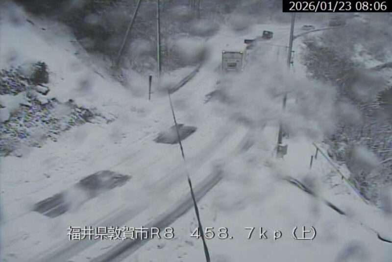 国道8号仏ヶ崎ライブカメラ(福井県敦賀市赤崎) 2026年1月23日 顕著な大雪に関する情報が解除され、渋滞解消後における車両跡。