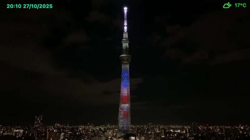 浅草東京スカイツリーライブカメラ(東京都台東区浅草) 2025年10月27日 アメリカ合衆国大統領の訪日を受け、アメリカ合衆国の国旗をイメージした特別ライティング。