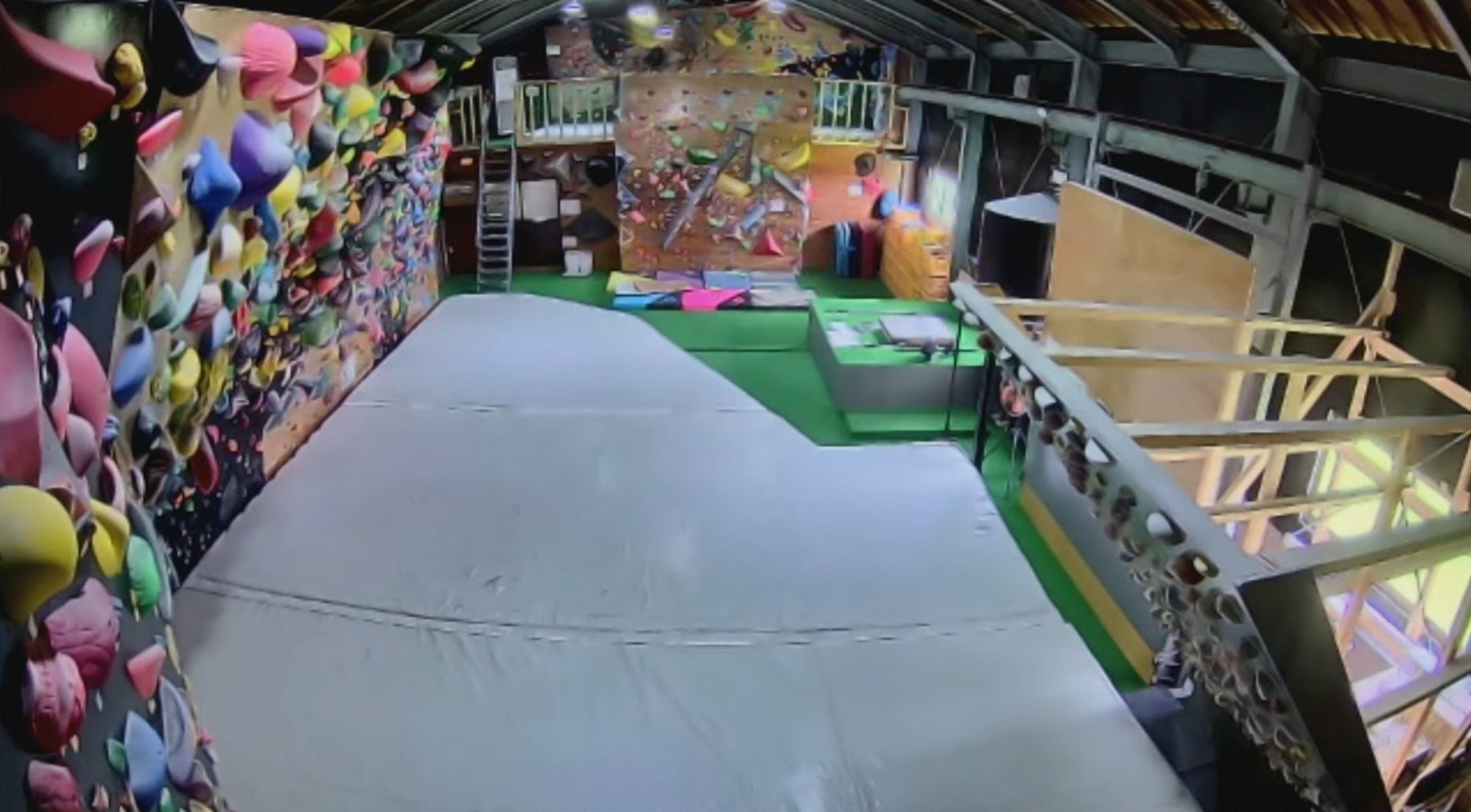 ボルダリングジムカルコロライブカメラ(京都府木津川市山城町綺田)