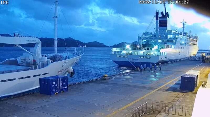 父島二見港岸壁ライブカメラ(東京都小笠原村父島東町) 2025年11月7日 二見港に入港するおがさわら丸