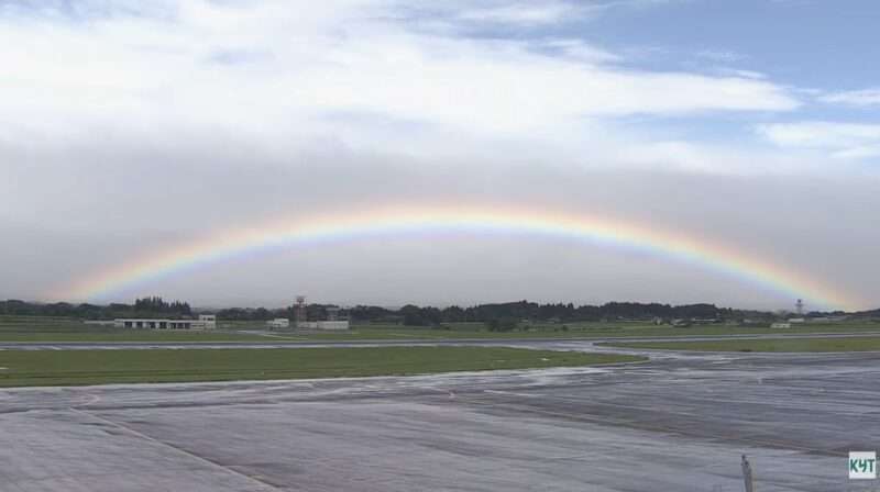 KYT鹿児島空港ライブカメラ(鹿児島県霧島市溝辺町麓) 2026年6月2日16時10分 台風6号通過中の鹿児島空港に架かる虹