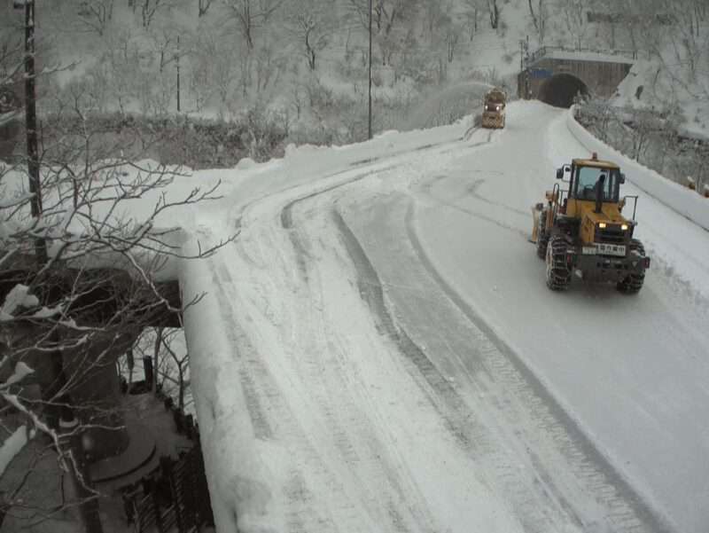 国道417号藤橋根尾交差点岐阜方面ライブカメラ(岐阜県揖斐川町徳山) 2026年1月23日 除雪作業