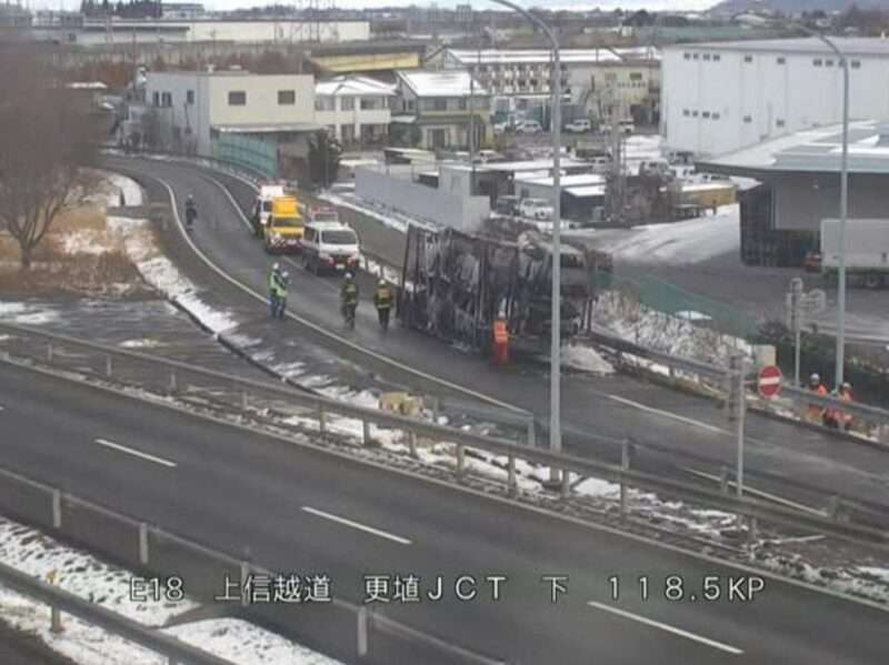 上信越自動車道更埴ジャンクションライブカメラ(長野県千曲市雨宮) 2026年1月26日 キャリアカー炎上事故