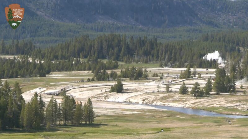 イエローストーン国立公園内オールド・フェイスフル・ガイザー(Old Faithful and the Upper Geyser Basin Live-stream Webcam)